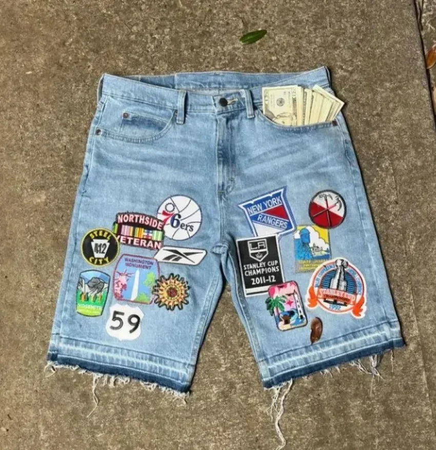 Sommerjeans mit fünfzackigen Buchstaben und Patchwork-Stickerei