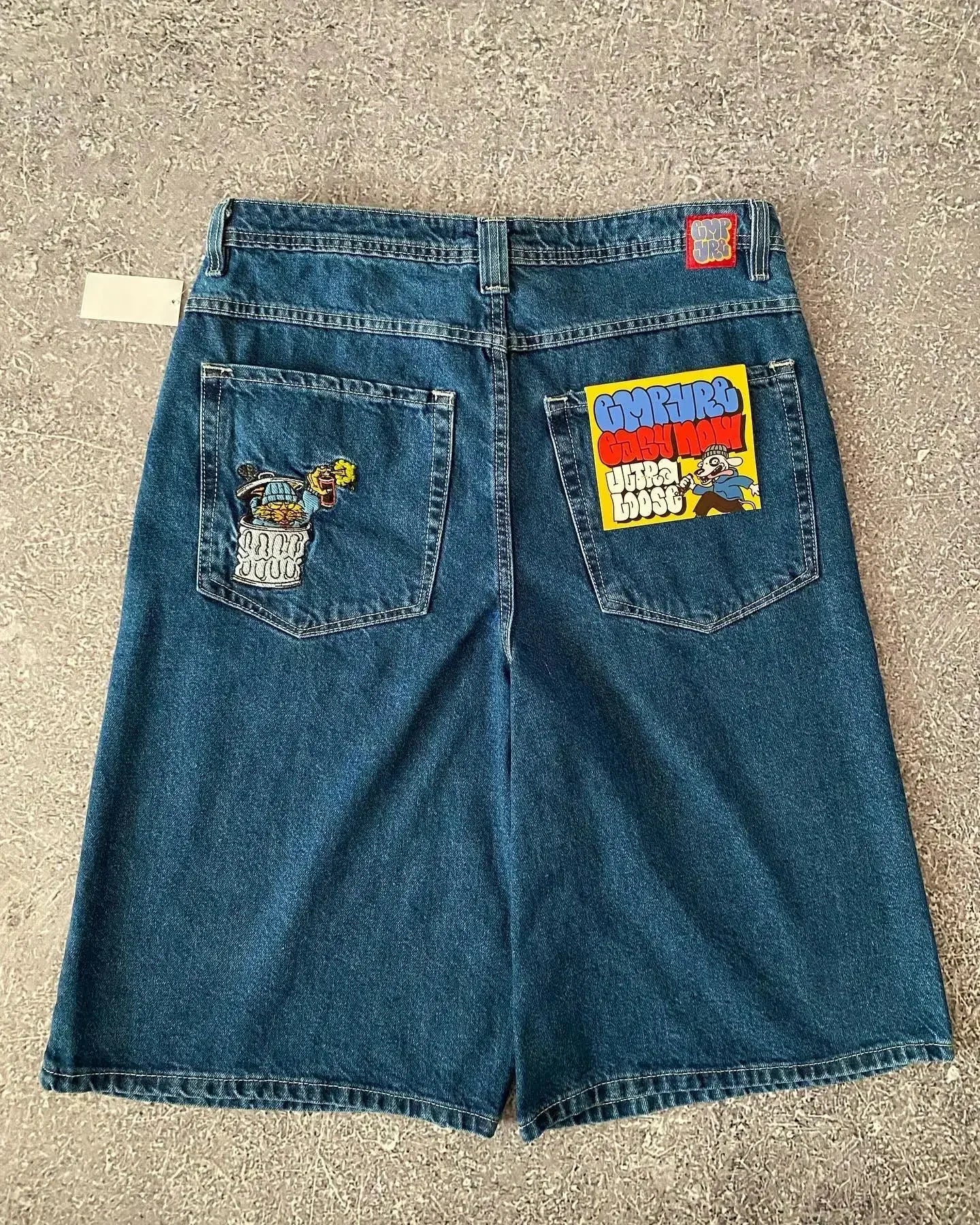 Sommerjeans mit fünfzackigen Buchstaben und Patchwork-Stickerei