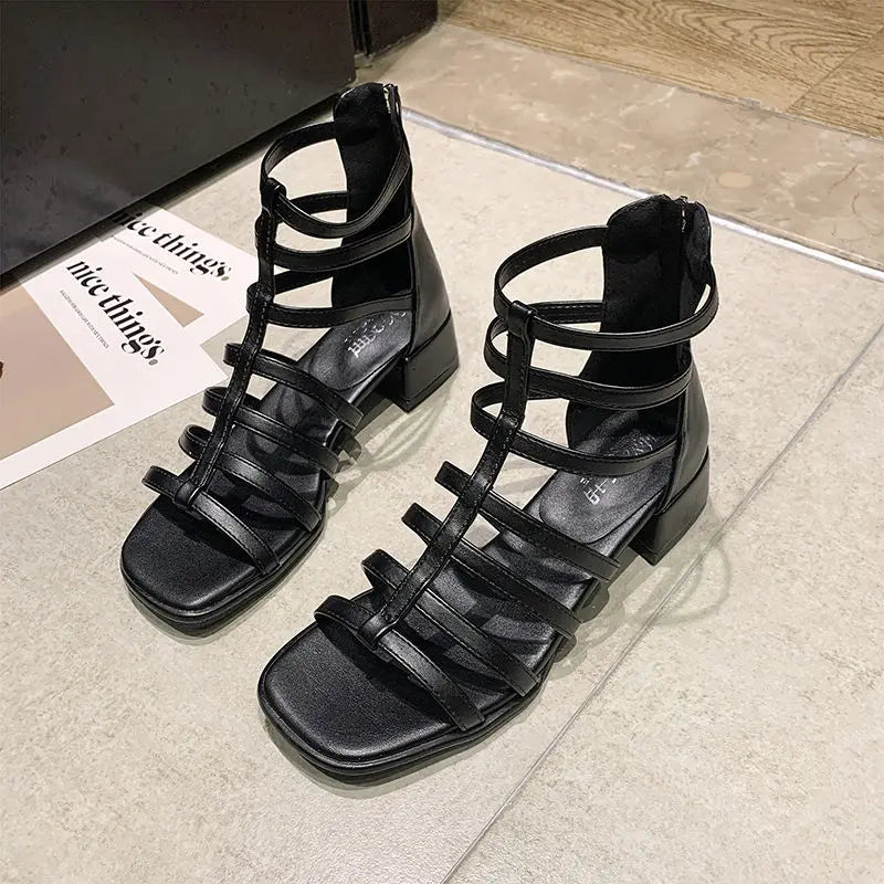 Neue klobige Schuhe mit niedrigem Absatz für den Sommer