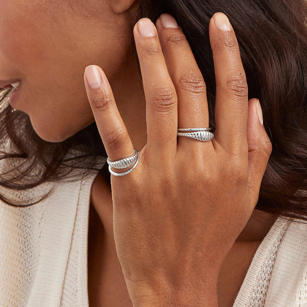 Neuer, schlichter, modischer Ring mit Textur am Schwanz