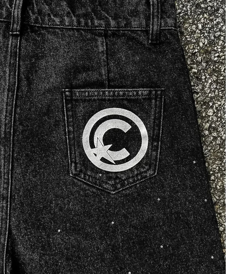 Sommerjeans mit fünfzackigen Buchstaben und Patchwork-Stickerei