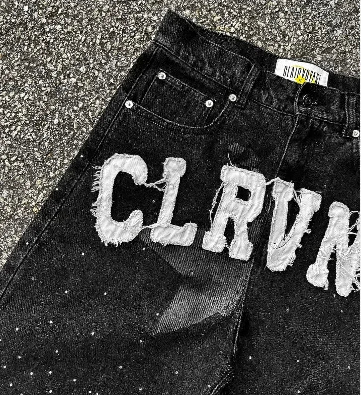 Sommerjeans mit fünfzackigen Buchstaben und Patchwork-Stickerei