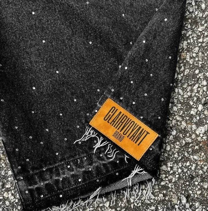 Sommerjeans mit fünfzackigen Buchstaben und Patchwork-Stickerei