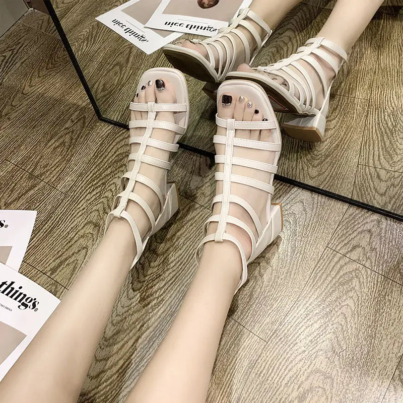 Neue klobige Schuhe mit niedrigem Absatz für den Sommer