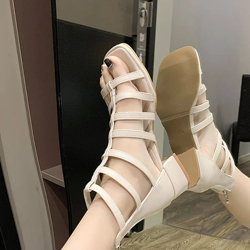 Neue klobige Schuhe mit niedrigem Absatz für den Sommer