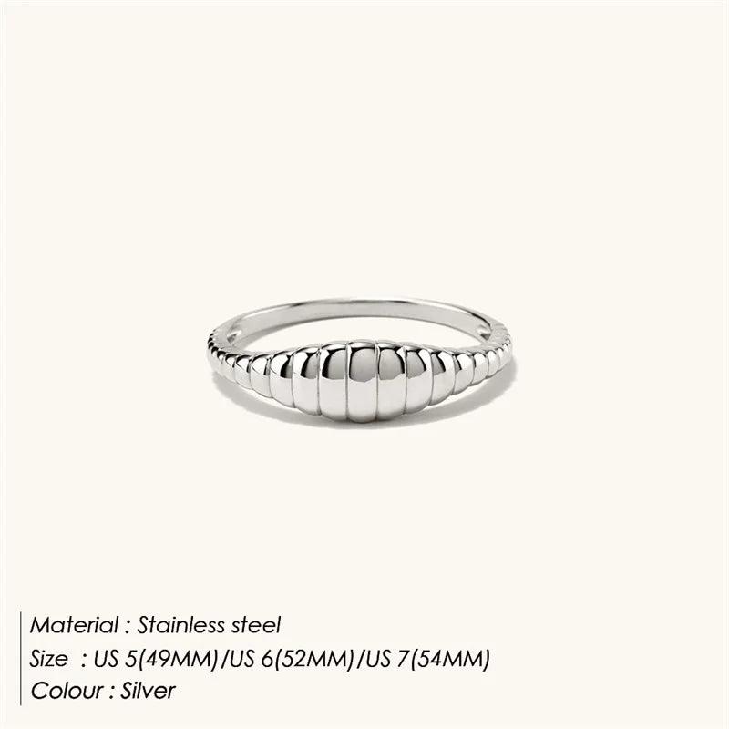 Neuer, schlichter, modischer Ring mit Textur am Schwanz