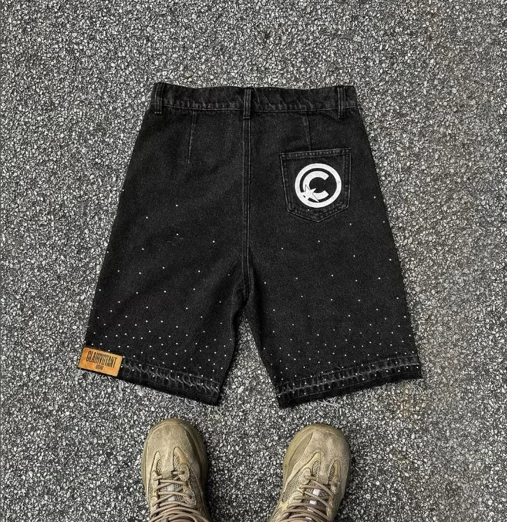 Sommerjeans mit fünfzackigen Buchstaben und Patchwork-Stickerei
