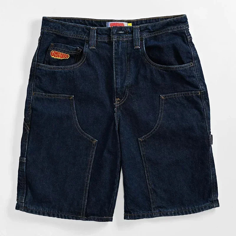Sommerjeans mit fünfzackigen Buchstaben und Patchwork-Stickerei