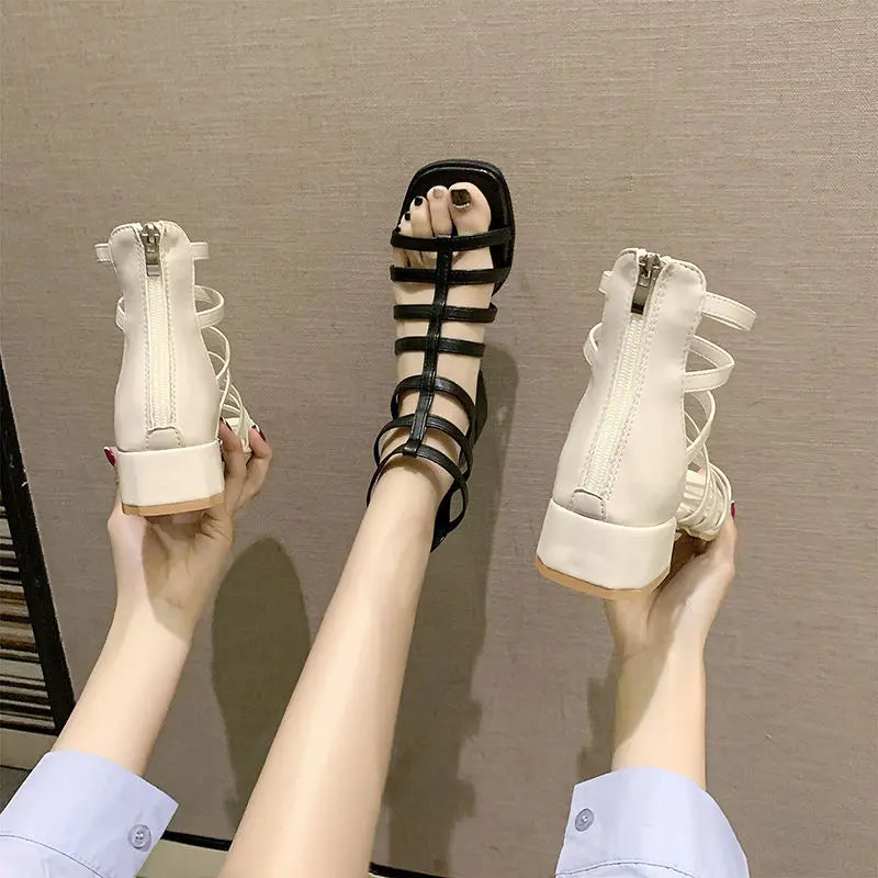 Neue klobige Schuhe mit niedrigem Absatz für den Sommer