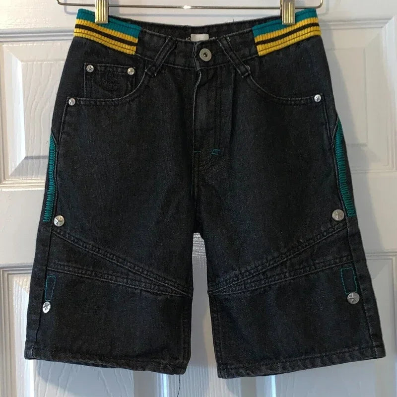 Sommerjeans mit fünfzackigen Buchstaben und Patchwork-Stickerei