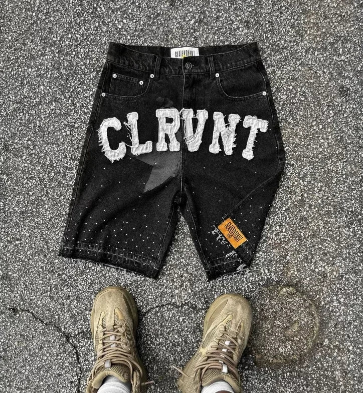 Sommerjeans mit fünfzackigen Buchstaben und Patchwork-Stickerei