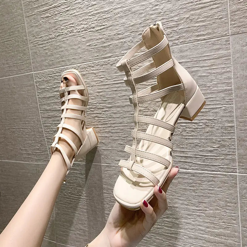 Neue klobige Schuhe mit niedrigem Absatz für den Sommer