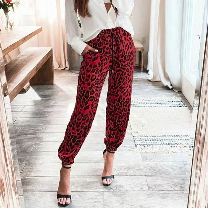 Verkürzte Hose mit elastischer Taille und Tasche