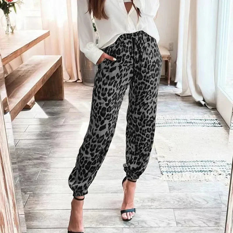 Verkürzte Hose mit elastischer Taille und Tasche