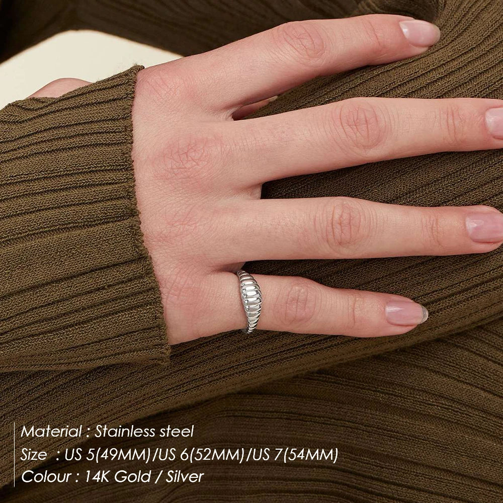 Neuer, schlichter, modischer Ring mit Textur am Schwanz