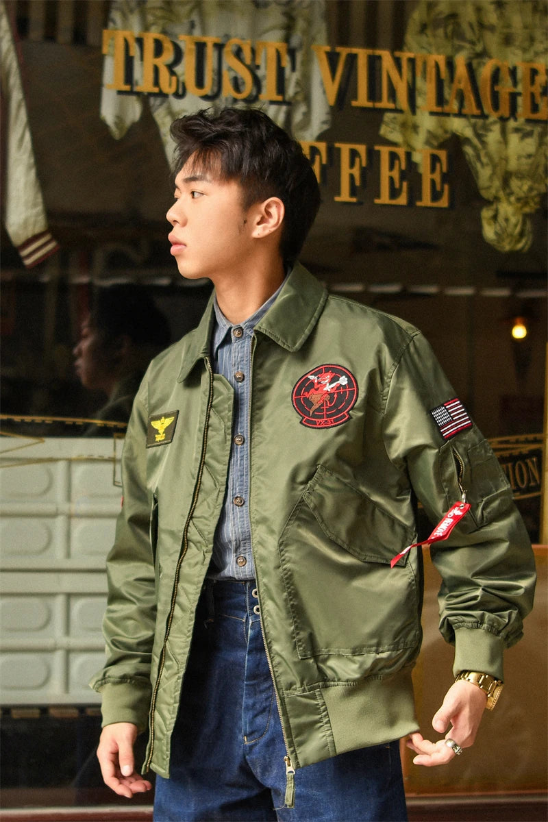 Neuer dünner Bomber-Piloten-Flugmantel im Militärstil