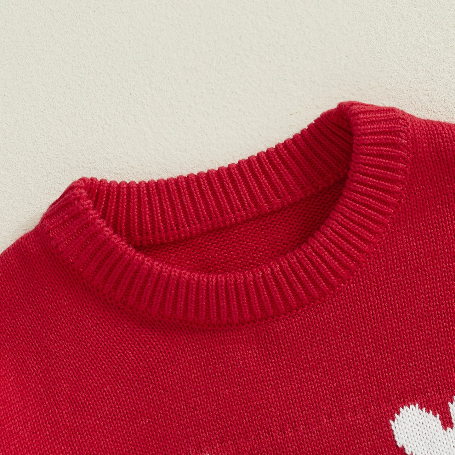 Weihnachtsgestrickte Baby-Mädchenpullover
