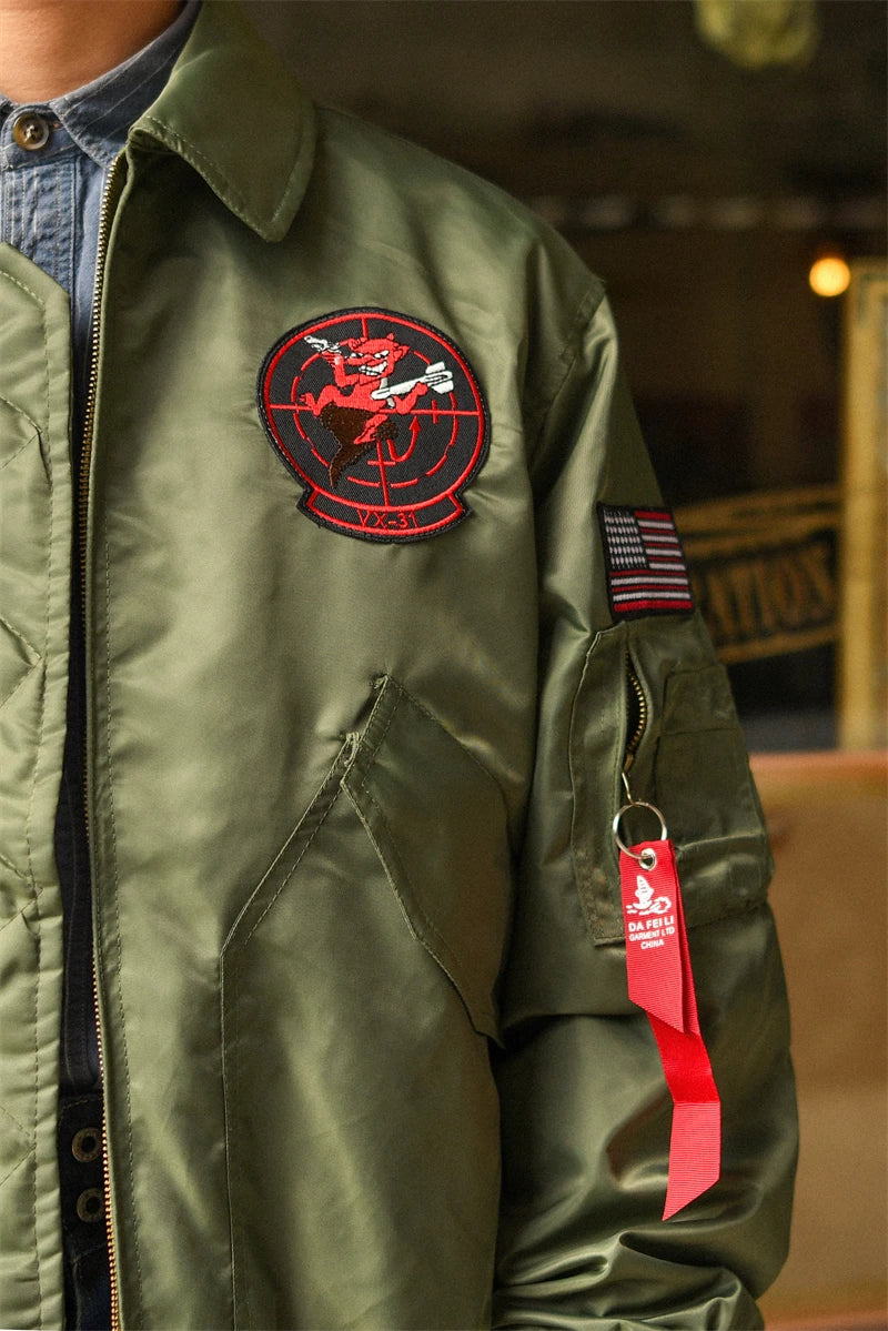 Neuer dünner Bomber-Piloten-Flugmantel im Militärstil
